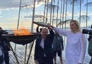 Θεσσαλονίκη: Η στιγμή που η Ολυμπιακή Φλόγα ανάβει στις Ομπρέλες του Ζογγολόπουλου