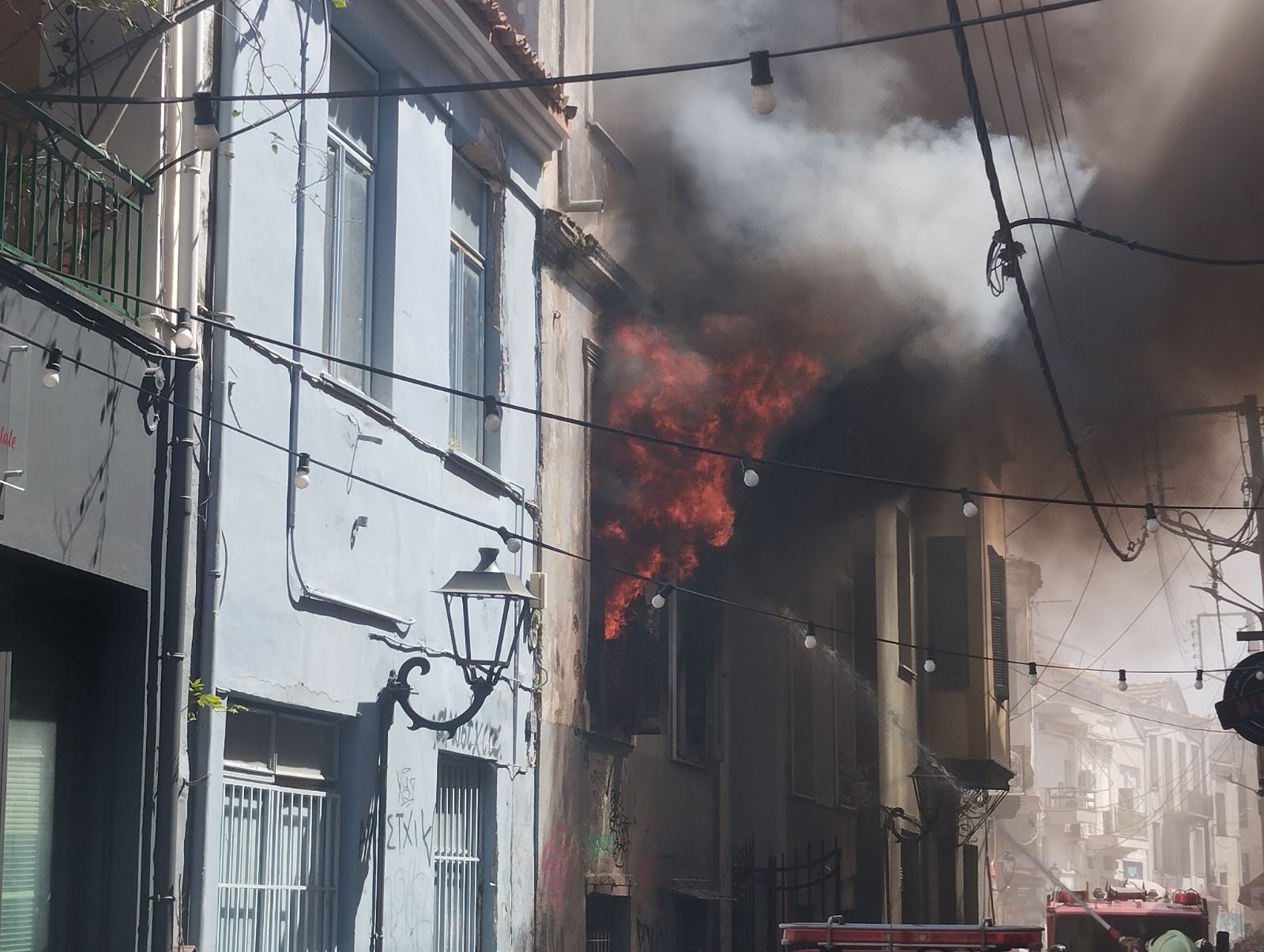 Λέσβος: Φωτιά σε διατηρητέο κτίριο στο ιστορικό κέντρο της Μυτιλήνης