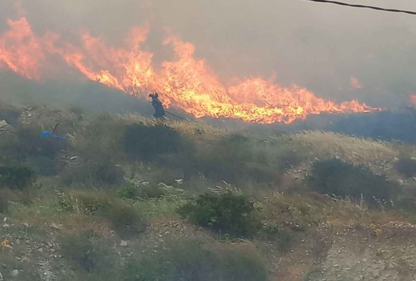 Πάρος: Καλύτερη η εικόνα από τη φωτιά – Έφτασε κοντά σε σπίτια