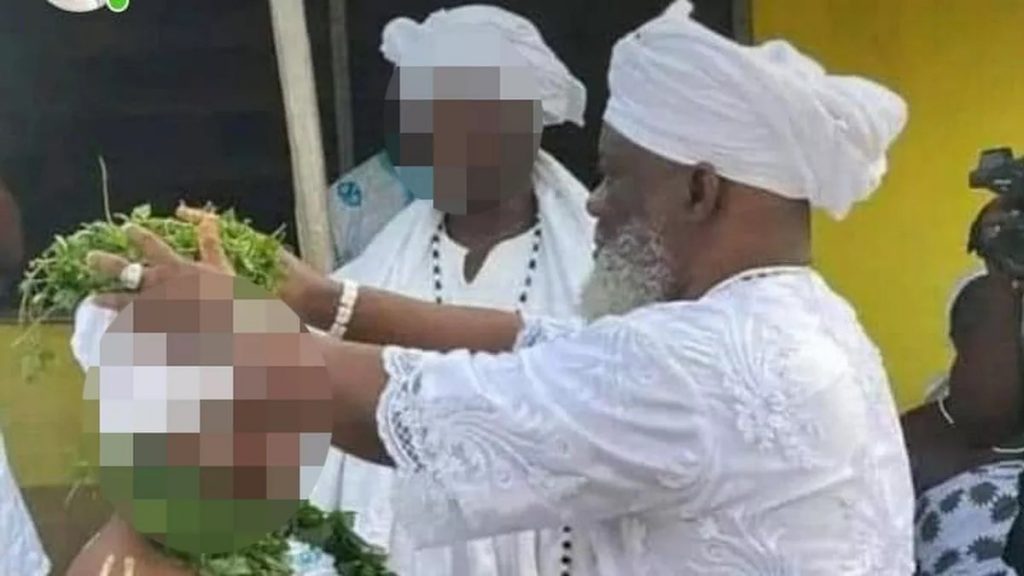Γκάνα: «Την έχει κυριεύσει η θεότητα» – Τοπικοί άρχοντες υπερασπίζονται τον γάμο 12χρονης με 63χρονο ιερέα