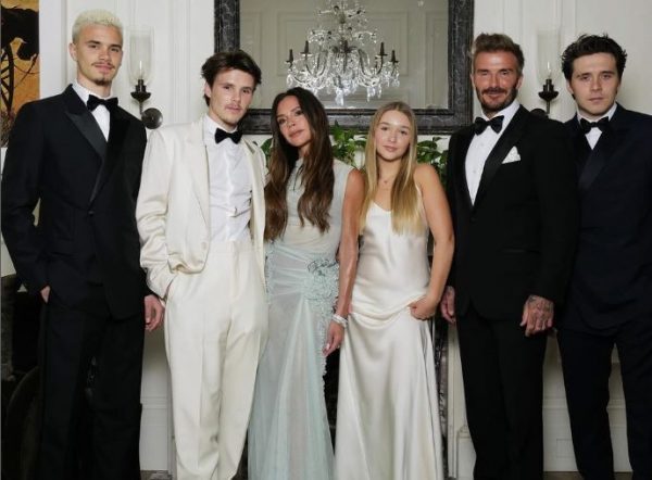 Η Βικτόρια Μπέκαμ φτάνει στο πάρτι των 50ων γενεθλίων της με λαμπερό φόρεμα και πατερίτσες