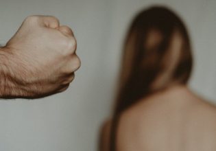 Κόντρα στη Βουλή για τη νομοθέτηση του όρου «γυναικοκτονία» – Παραμένει αρνητική η κυβέρνηση