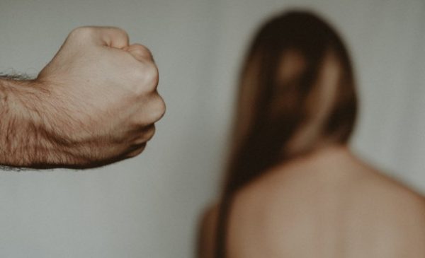 Κόντρα στη Βουλή για τη νομοθέτηση του όρου «γυναικοκτονία» – Παραμένει αρνητική η κυβέρνηση