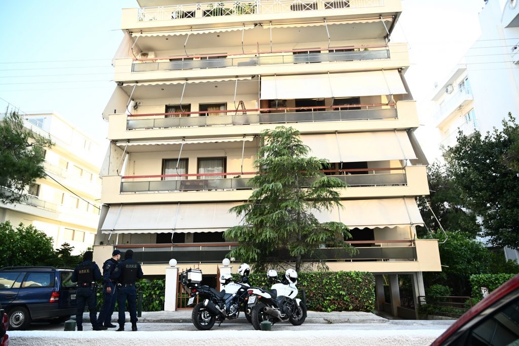 Γλυφάδα: «Θα την σκοτώσει» φώναζαν οι γείτονες  για τον 27χρονο – Το τροχαίο και οι σακούλες με ναρκωτικά