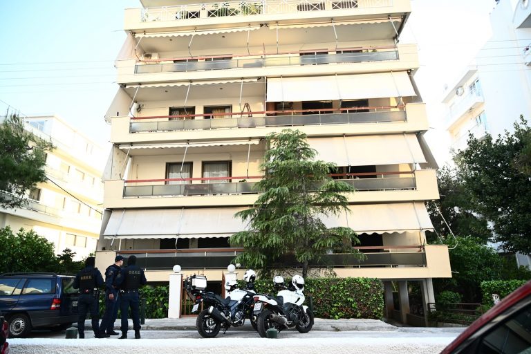 Γλυφάδα: «Θα την σκοτώσει» φώναζαν οι γείτονες  για τον 27χρονο – Το τροχαίο και οι σακούλες με ναρκωτικά