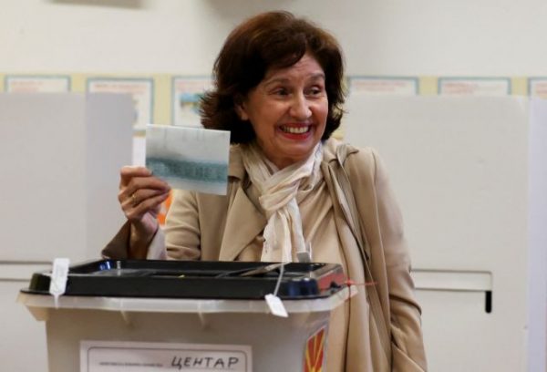 Βόρεια Μακεδονία: Ευρεία νίκη κατήγαγε η υποψήφια της αντιπολίτευσης στον πρώτο γύρο των προεδρικών εκλογών