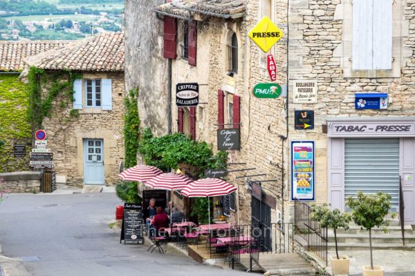 Το πιο όμορφο χωριό του κόσμου με τα παραμυθένια χωράφια λεβάντας