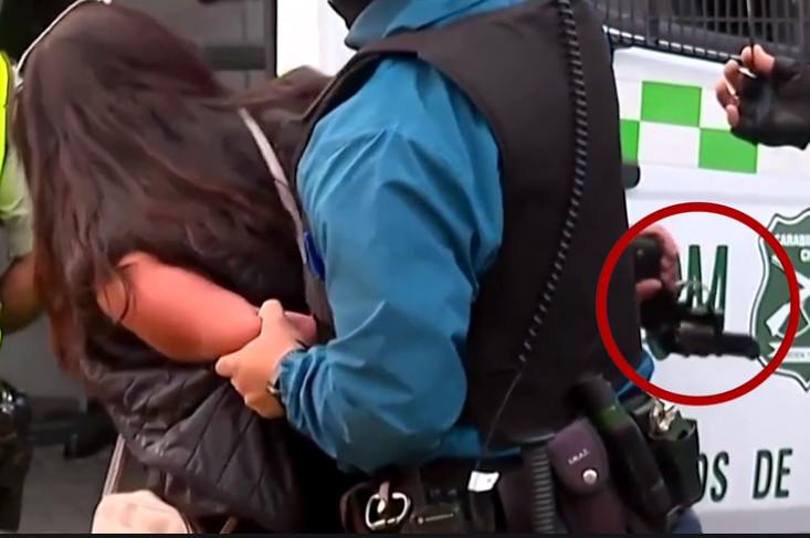 Χιλή: Η στιγμή που κρατούμενη πήρε το όπλο αστυνομικού και άνοιξε πυρ