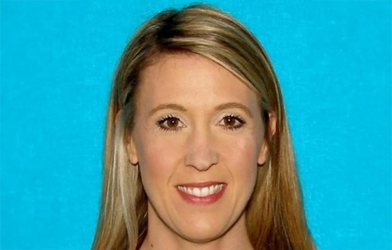 «Τσάκωσαν» καθηγήτρια γυμνή στο αυτοκίνητο με μαθητή -Τράκαραν από τον πανικό τους