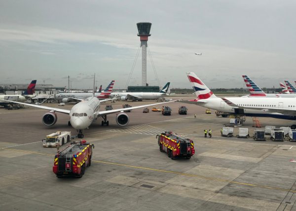 Χίθροου: Αεροσκάφη συγκρούστηκαν στον διάδρομο προσγείωσης-απογείωσης – Δείτε βίντεο