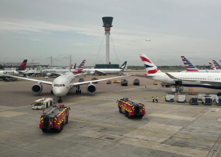 Χίθροου: Αεροσκάφη συγκρούστηκαν στον διάδρομο προσγείωσης-απογείωσης – Δείτε βίντεο