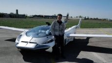 Ο Γάλλος μουσικός Ζαν Μισέλ Ζαρ οδήγησε ιπτάμενο αυτοκίνητο