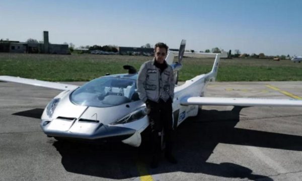 Ο Γάλλος μουσικός Ζαν Μισέλ Ζαρ οδήγησε ιπτάμενο αυτοκίνητο
