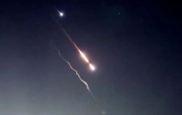 Μέση Ανατολή: «Σχεδόν απόλυτη συμμετρία στις επιθέσεις του Ιράν και του Ισραήλ» – Τι εκτιμούν οι ειδικοί