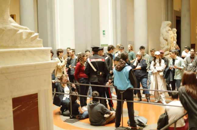 Φλωρεντία: Μπροστά στο άγαλμα του Δαβίδ αλυσοδέθηκαν ακτιβιστές