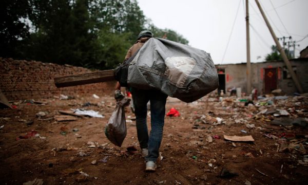 Ρακοσυλλέκτης βρήκε τσάντα γεμάτη χρυσό, εντόπισε την ιδιοκτήτη της και την παρέδωσε
