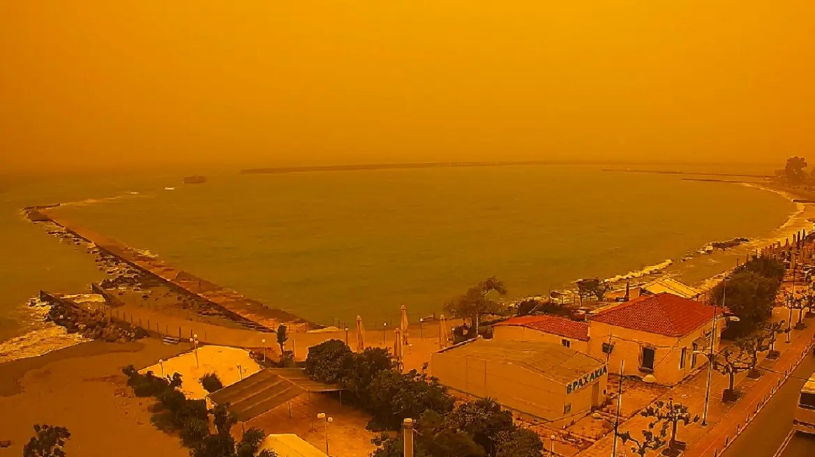 Αφρικανική σκόνη «καταπίνει» όλη τη χώρα - Απόκοσμες εικόνες