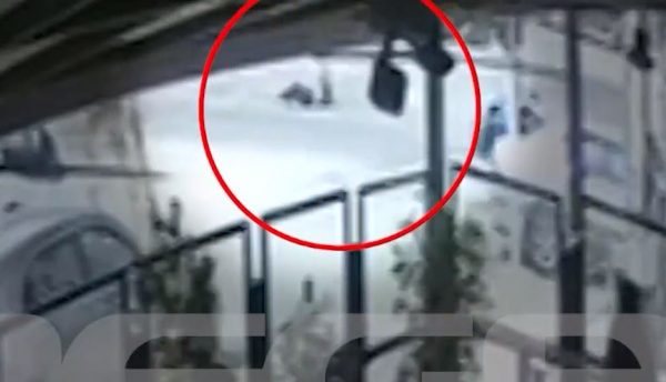 Καλλιθέα: Η στιγμή του σφοδρού τροχαίου με μία νεκρή και δύο τραυματίες – Βίντεο ντοκουμέντο