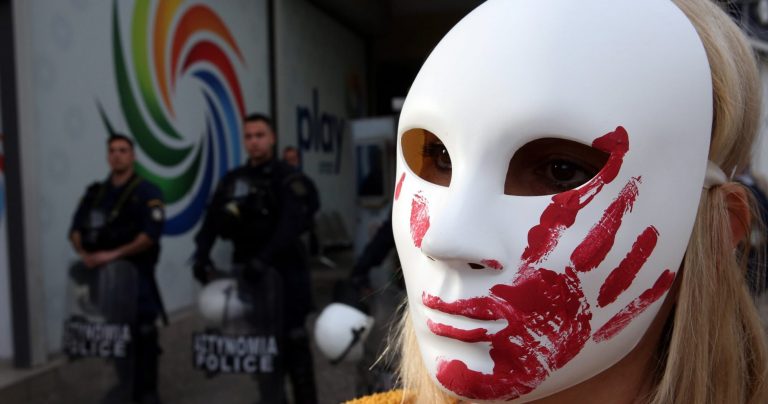 Μπήκαν στο τρένο για να ταξιδέψουν ασφαλώς, πήγε στο Τμήμα να την προστατέψουν επαρκώς, έχουν αποτύχει παταγωδώς