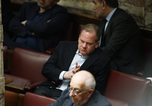 Μέσω Τζάκρη στέλνει ο ΣΥΡΙΖΑ σε ΝΔ και Μητσοτάκη το αίτημα για δίωξη Καραμανλή