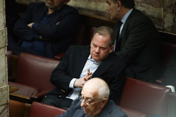 Μέσω Τζάκρη στέλνει ο ΣΥΡΙΖΑ σε ΝΔ και Μητσοτάκη το αίτημα για δίωξη Καραμανλή