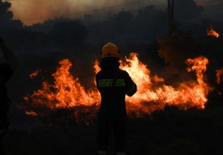 Ασπρόπυργος: Ξέσπασαν πολλαπλές εστίες φωτιάς – Καίνε κοντά σε καταυλισμό Ρομά