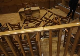 Δίκη για Μάτι: Συνελήφθη συγγενής θύματος – «Πέταξα καρέκλα στον Ματθαιόπουλο και βρίσκομαι στο τμήμα»