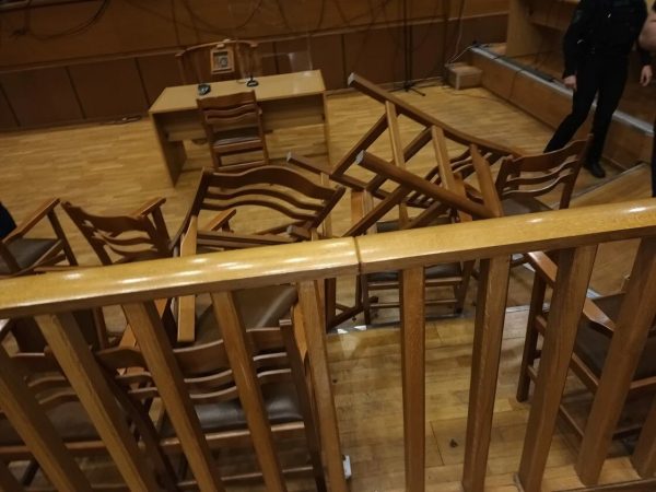 Δίκη για Μάτι: Συνελήφθη συγγενής θύματος – «Πέταξα καρέκλα στον Ματθαιόπουλο και βρίσκομαι στο τμήμα»