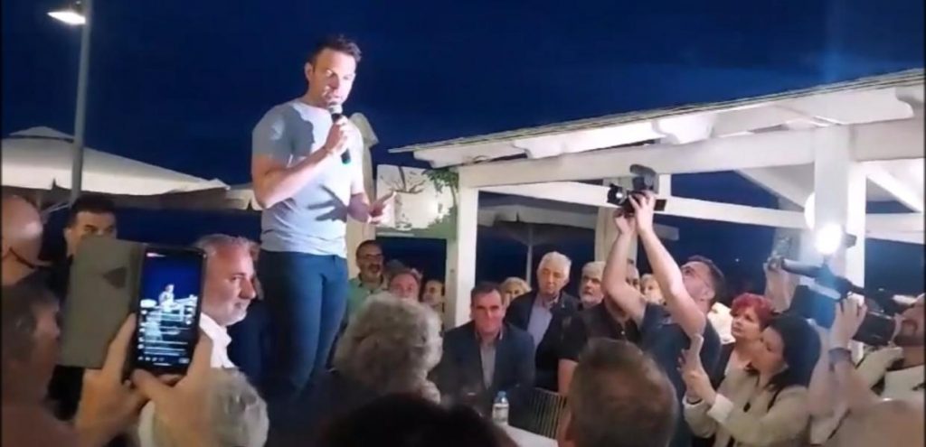 Στέφανος Κασσελάκης: Έβγαλε λόγο στην Ιεράπετρα ανεβασμένος σε τραπέζι