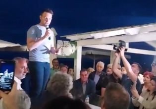 Στέφανος Κασσελάκης: Έβγαλε λόγο στην Ιεράπετρα ανεβασμένος σε τραπέζι
