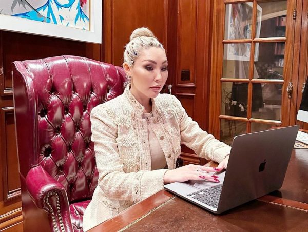 Πρώην Ρωσίδα κατάσκοπος αποκαλύπτει πώς αποπλανούσε ερωτικά τους «στόχους» της