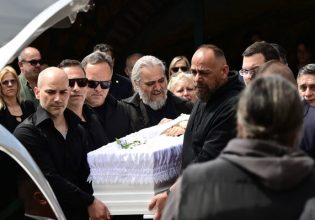 Άγιοι Ανάργυροι: «Είμαι πίσω από τη νεκροφόρα και συνοδεύω την κορούλα μου» – Ο σπαραγμός του πατέρα της Κυριακής