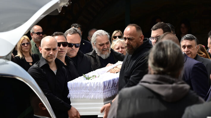 Άγιοι Ανάργυροι: «Είμαι πίσω από τη νεκροφόρα και συνοδεύω την κορούλα μου» – Ο σπαραγμός του πατέρα της Κυριακής