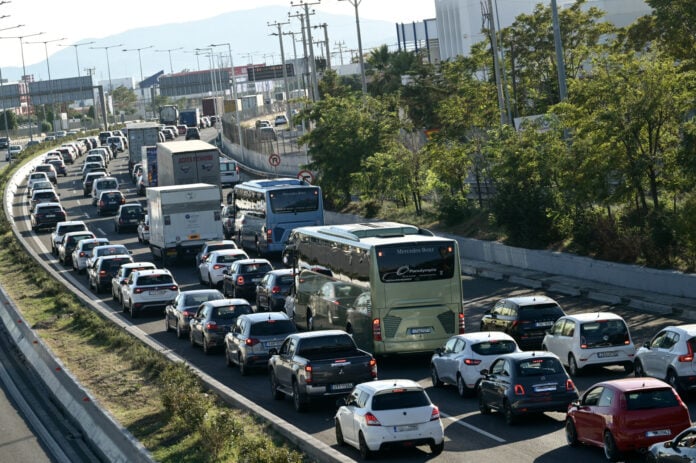 Κίνηση: Κυκλοφοριακό κομφούζιο στους δρόμους της Αττικής - Χάος σε Κηφισό, Κηφισίας και Μεσογείων