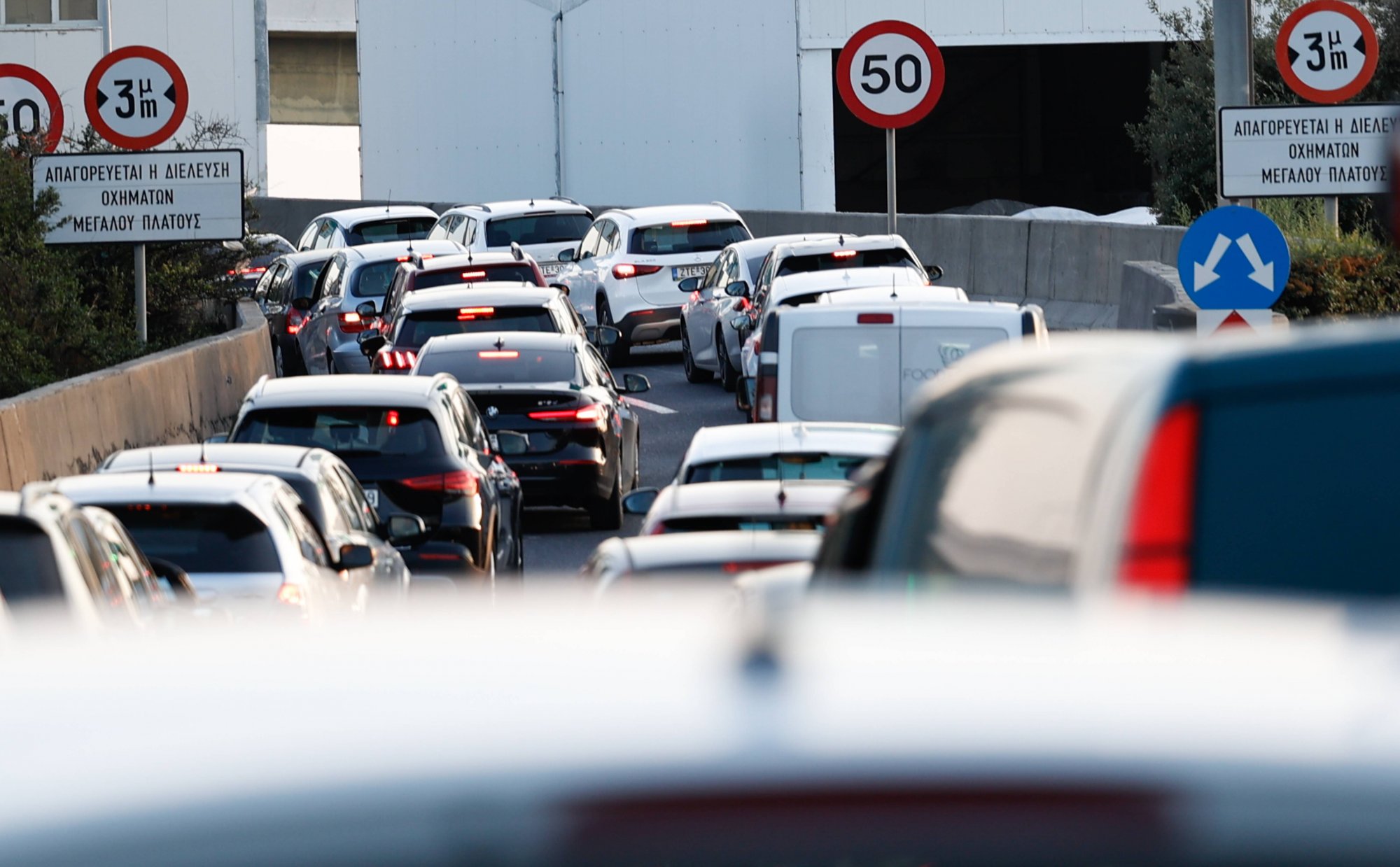 Κίνηση: Στο κόκκινο η κυκλοφορία στο Λεκανοπέδιο - Τροχαίο ατύχημα στον Ασπρόπυργο