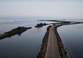 Κορωνησία Άρτας: Η μαγική διαδρομή σε έναν δρόμο δέκα χιλιομέτρων «πάνω» στη θάλασσα στον Αμβρακικό