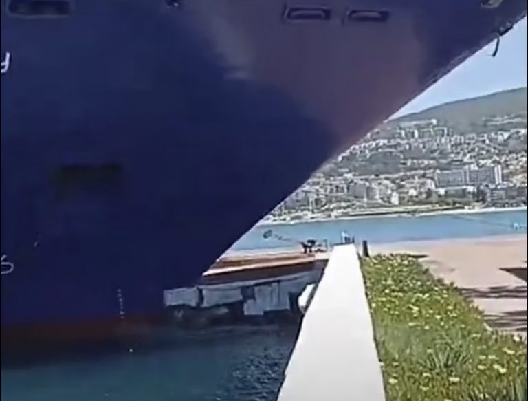 Τουρκία: Καρέ – καρέ η στιγμή που κρουαζιερόπλοιο έκοψε στα δύο τσιμεντένια προβλήτα