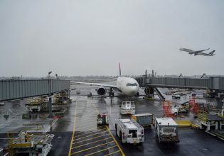 Νέα Υόρκη: Παραλίγο αεροπορική τραγωδία – Αεροσκάφος κινδύνευσε να συγκρουστεί με άλλα 4 αεροπλάνα