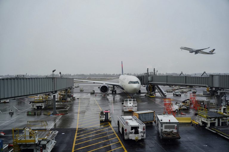 Νέα Υόρκη: Παραλίγο αεροπορική τραγωδία – Αεροσκάφος κινδύνευσε να συγκρουστεί με άλλα 4 αεροπλάνα