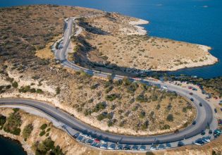 Βουλιαγμένη: Αυτοκίνητο έπεσε σε χαράδρα και πήρε φωτιά στα λιμανάκια