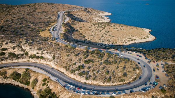 Βουλιαγμένη: Αυτοκίνητο έπεσε σε χαράδρα και πήρε φωτιά στα λιμανάκια