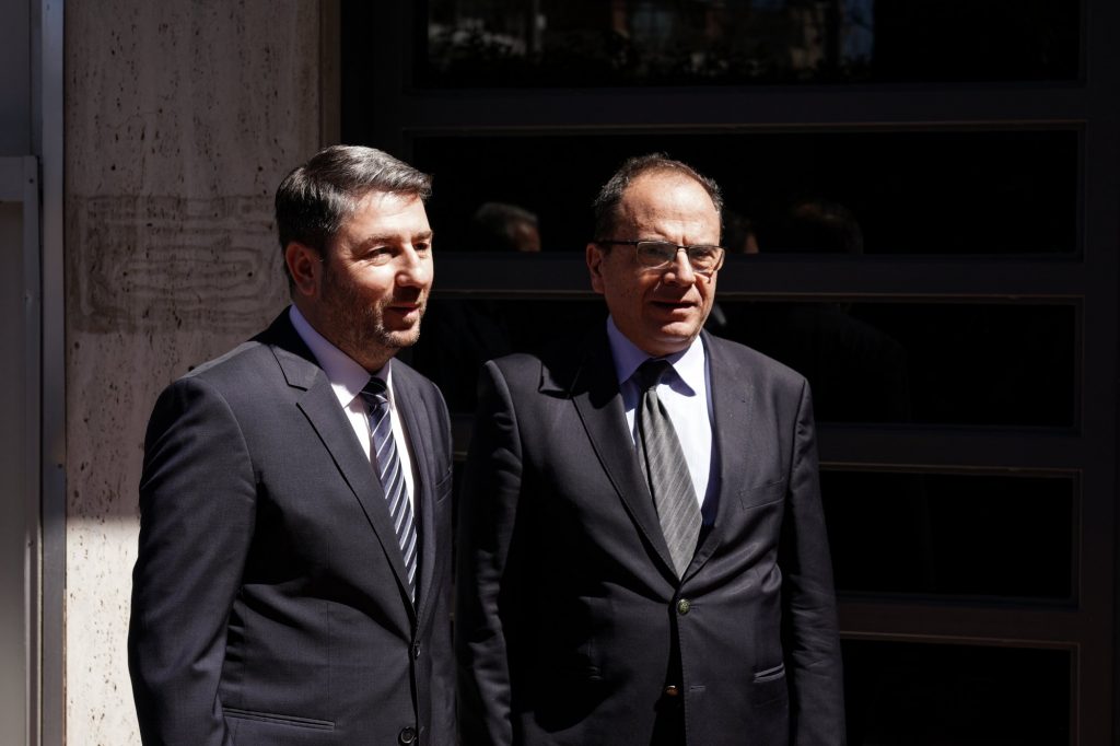 Υπόθεση υποκλοπών: Πέντε (πιθανά) εμπόδια στην ενημέρωση Ανδρουλάκη