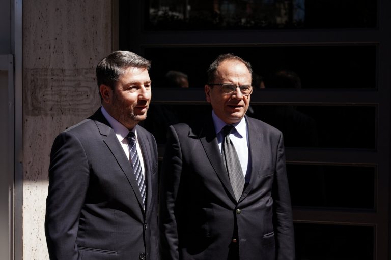 Υπόθεση υποκλοπών: Πέντε (πιθανά) εμπόδια στην ενημέρωση Ανδρουλάκη