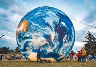 Τι κάνει μια τεράστια υδρόγειος σφαίρα στην καρδιά της Αθήνας;
