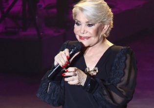 Μαρινέλλα: Δίνει ρεσιτάλ χορού στη σκηνή παρά τον τραυματισμό και τα 85 της χρόνια