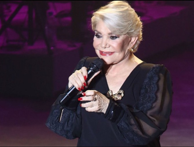 Μαρινέλλα: Δίνει ρεσιτάλ χορού στη σκηνή παρά τον τραυματισμό και τα 85 της χρόνια