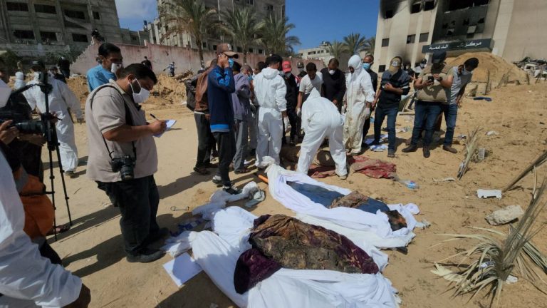 Γάζα: Ο Λευκός Οίκος ζητά απαντήσεις από το Ισραήλ για τους ομαδικούς τάφους – «Βαθιά ανησυχητικές» αναφορές