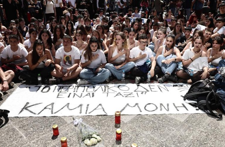 Άγιοι Ανάργυροι: «Με οργή τραγουδάω, ακούστε με όλοι…» – Το συγκλονιστικό τραγούδι των μαθητών έξω από ΑΤ