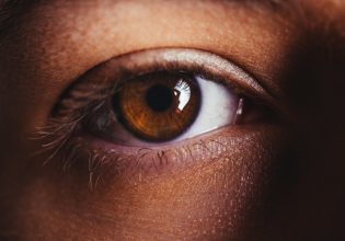 Γιατί μπορεί να γίνει επικίνδυνο το «αθώο» τρίψιμο στα μάτια 