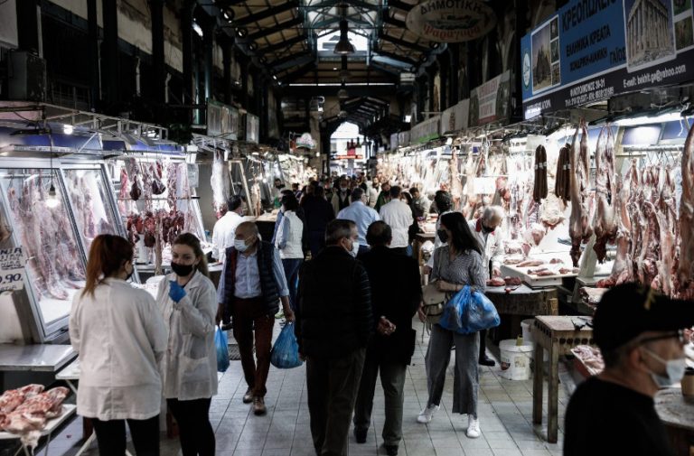 Πάσχα: Πού θα κυμανθούν οι τιμές για αρνί και κατσίκι – Τι λένε κτηνοτρόφοι, κρεοπώλες και καταναλωτές